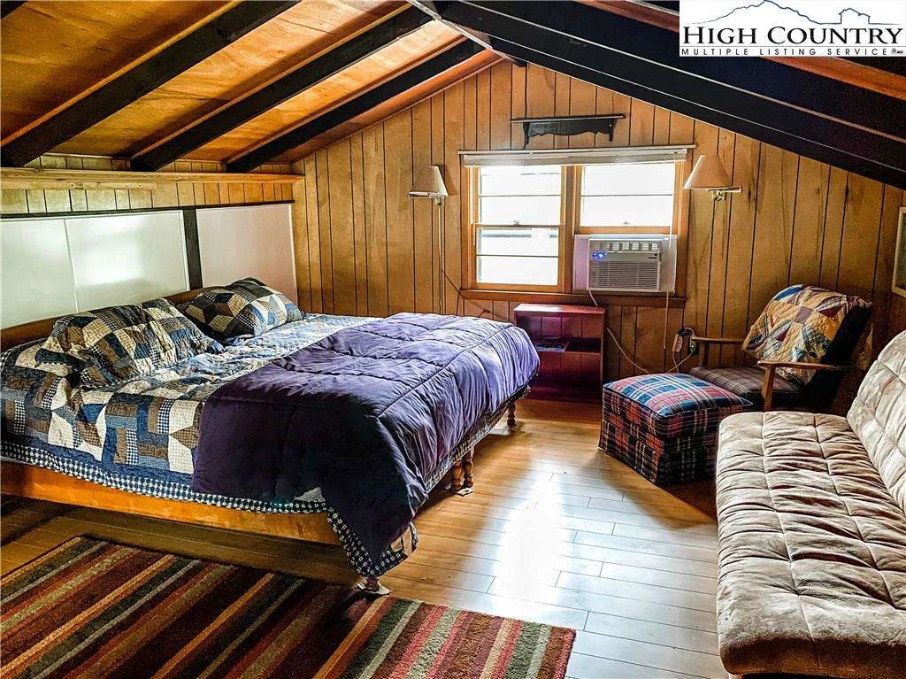 Image number 8 for the current listing