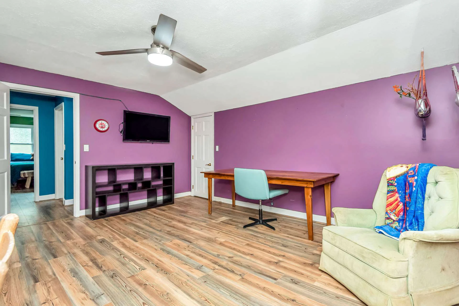 Image number 2 for the current listing