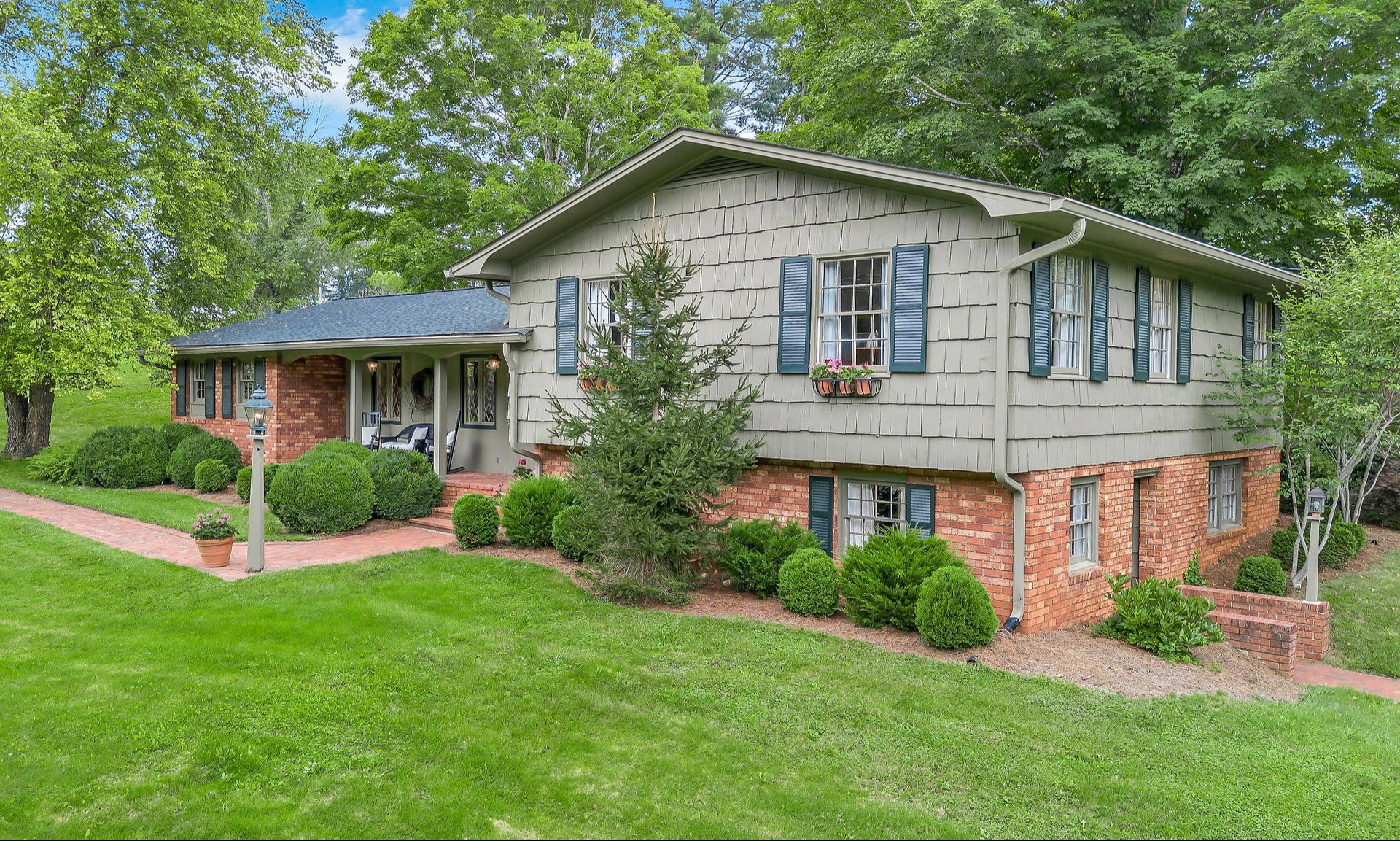 Image number 1 for the current listing