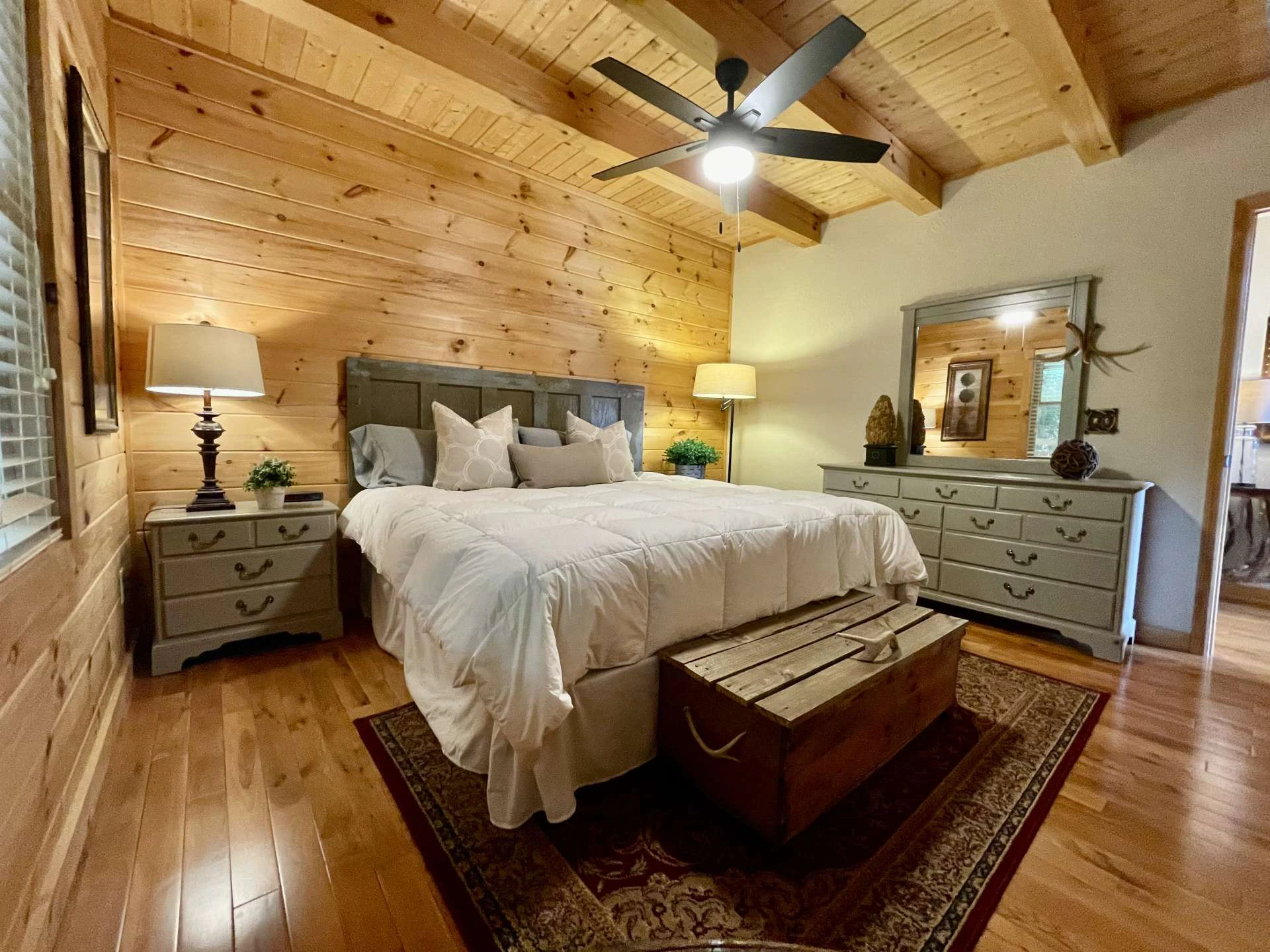 Image number 2 for the current listing