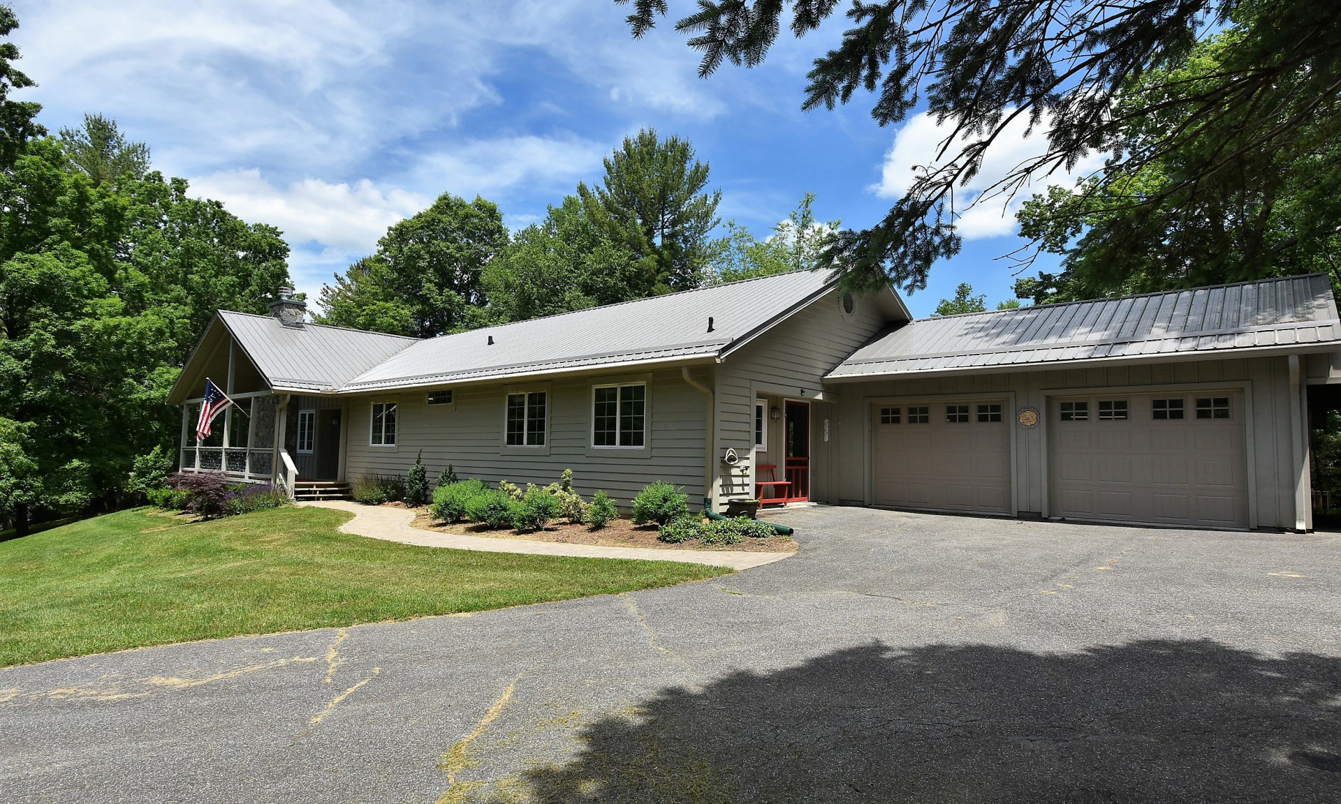Image number 1 for the current listing