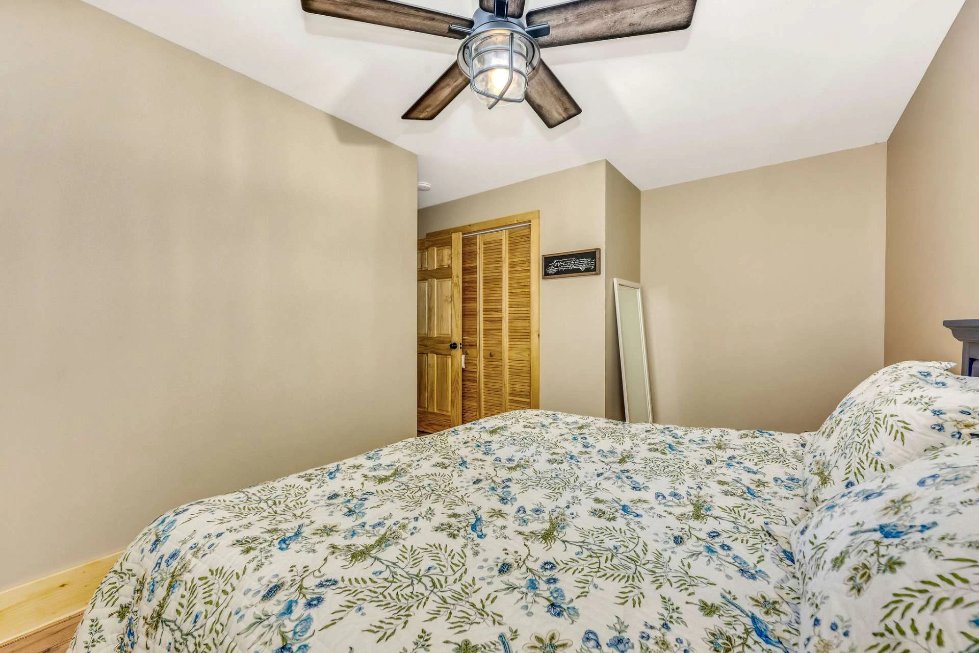 Image number 15 for the current listing
