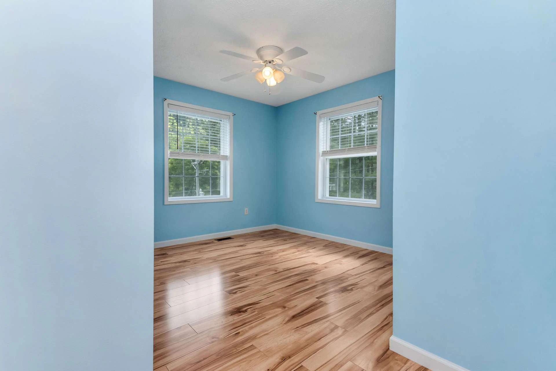 Image number 12 for the current listing