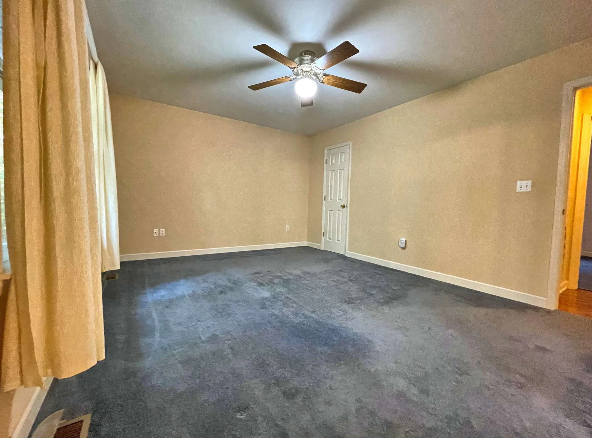 Image number 15 for the current listing