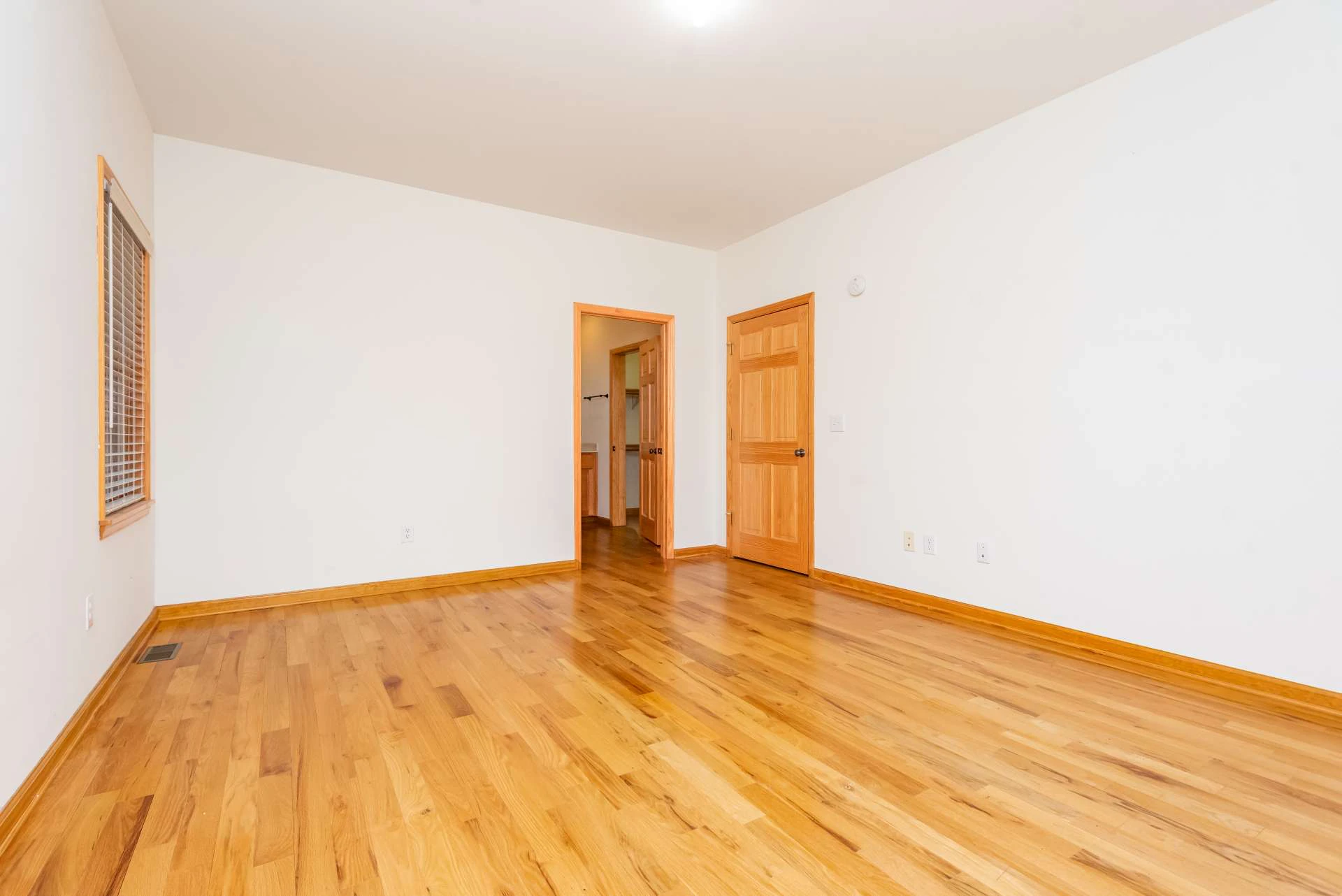 Image number 3 for the current listing