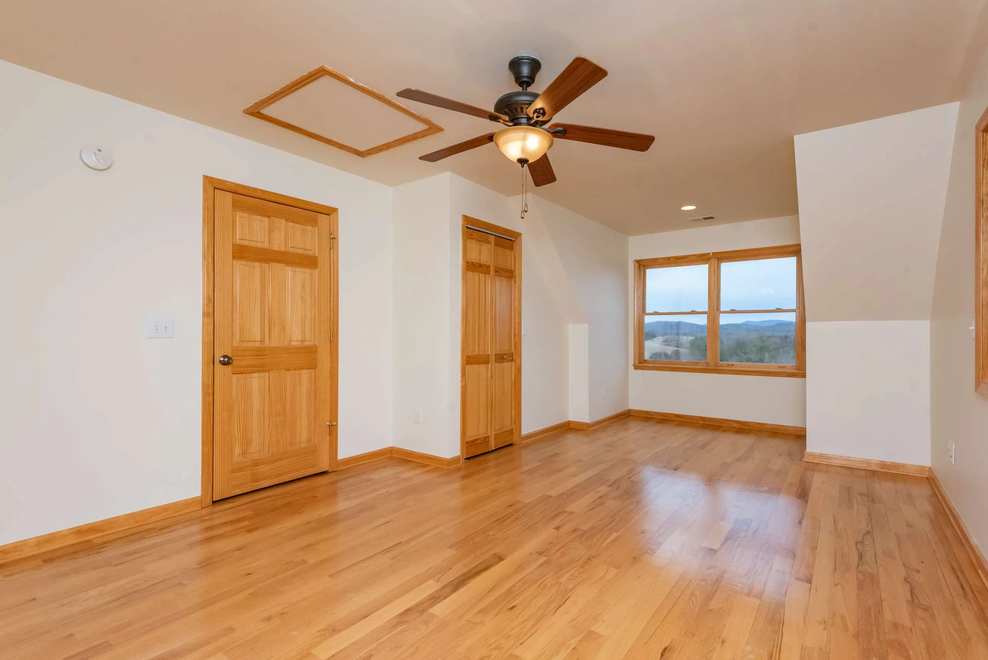 Image number 11 for the current listing