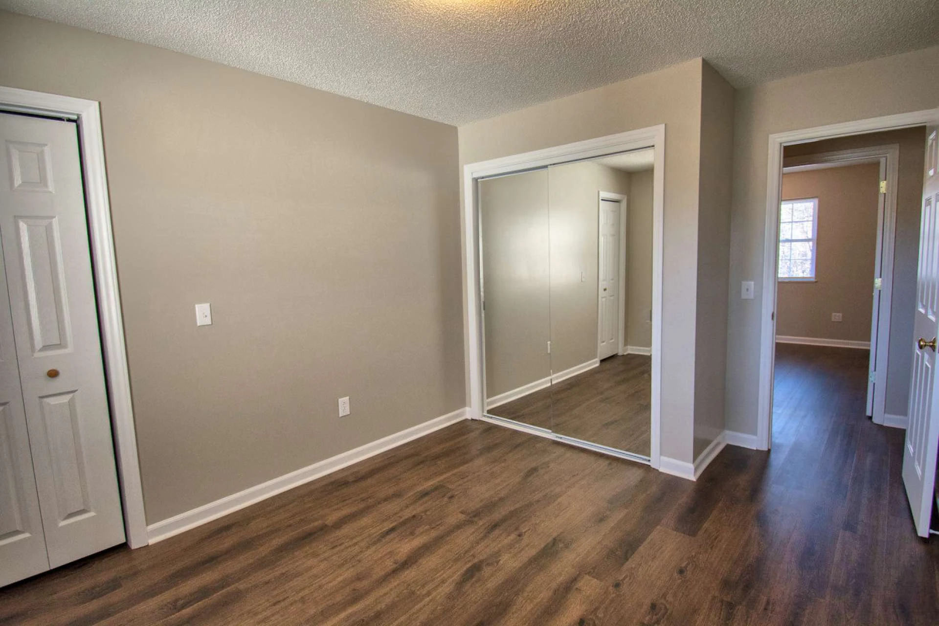 Image number 4 for the current listing