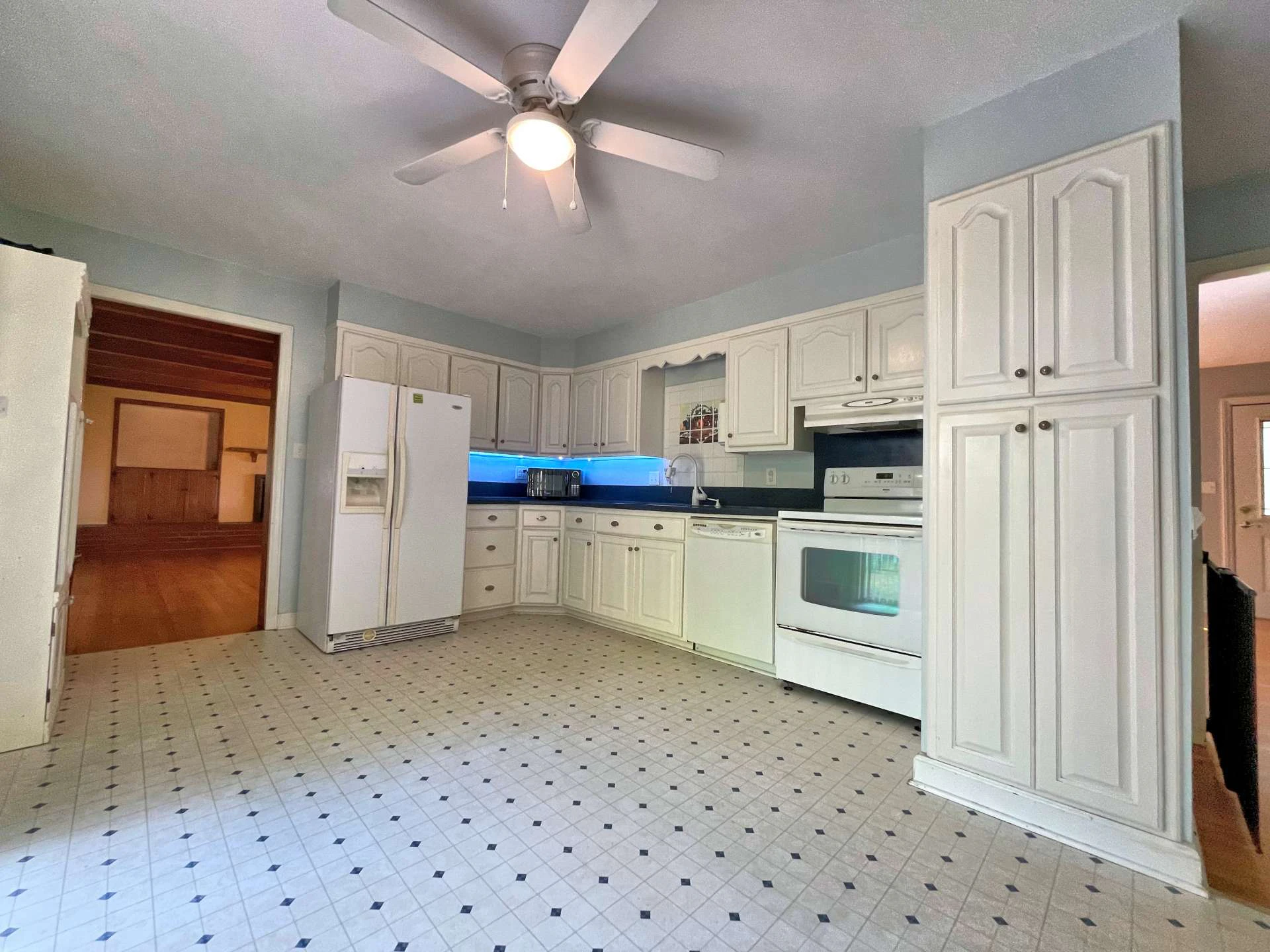 Image number 18 for the current listing