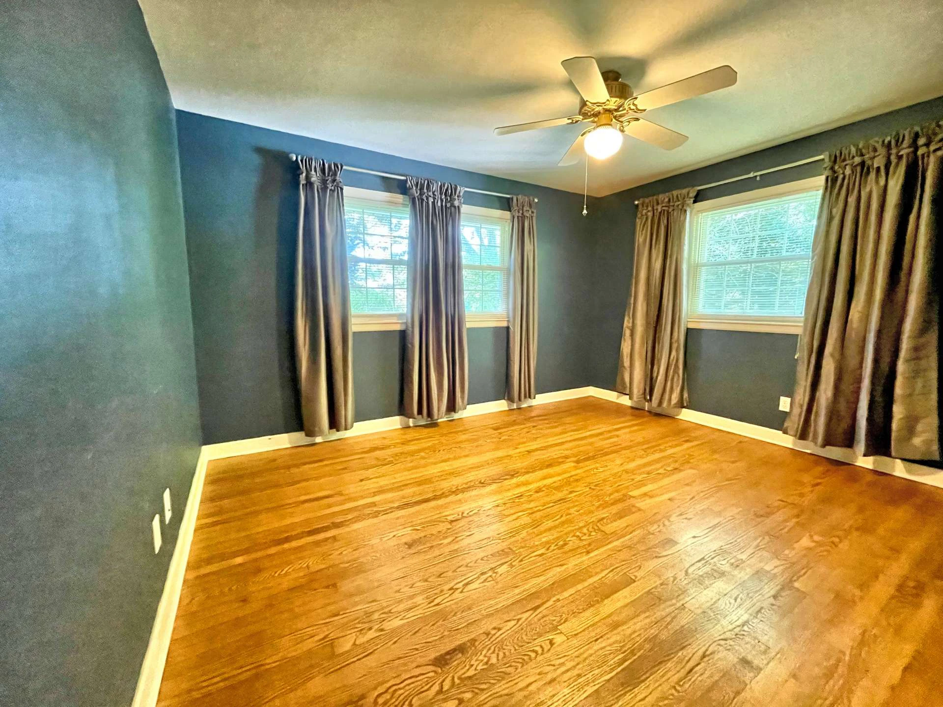 Image number 2 for the current listing