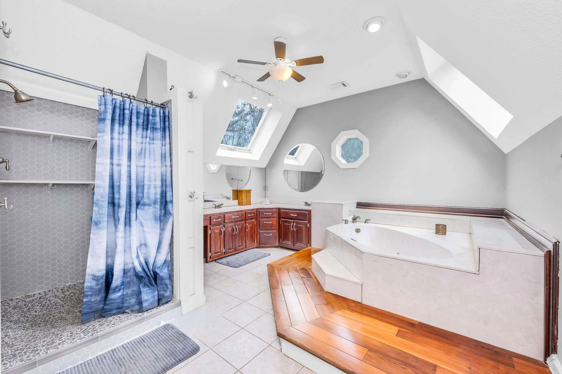 Image number 2 for the current listing