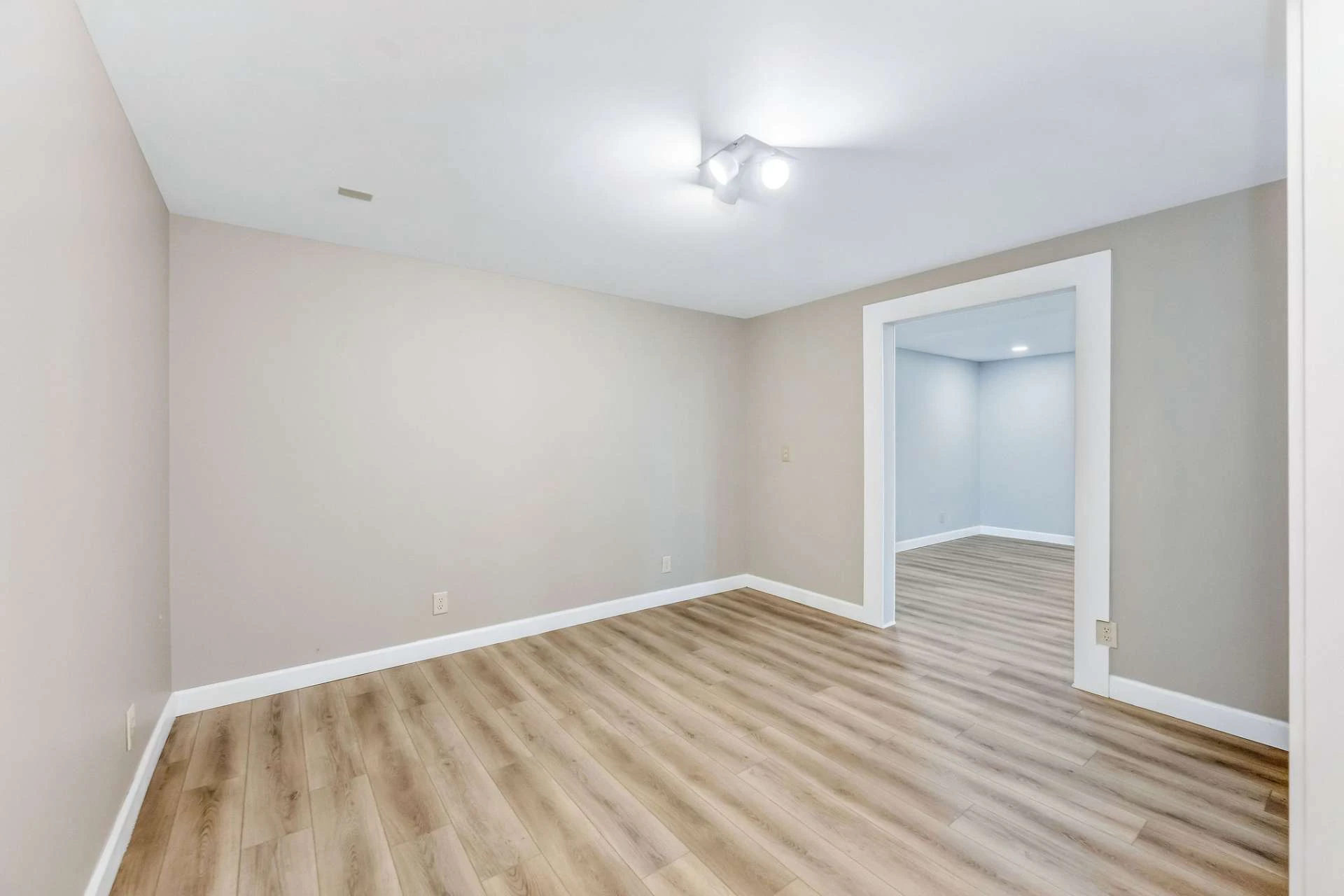 Image number 9 for the current listing