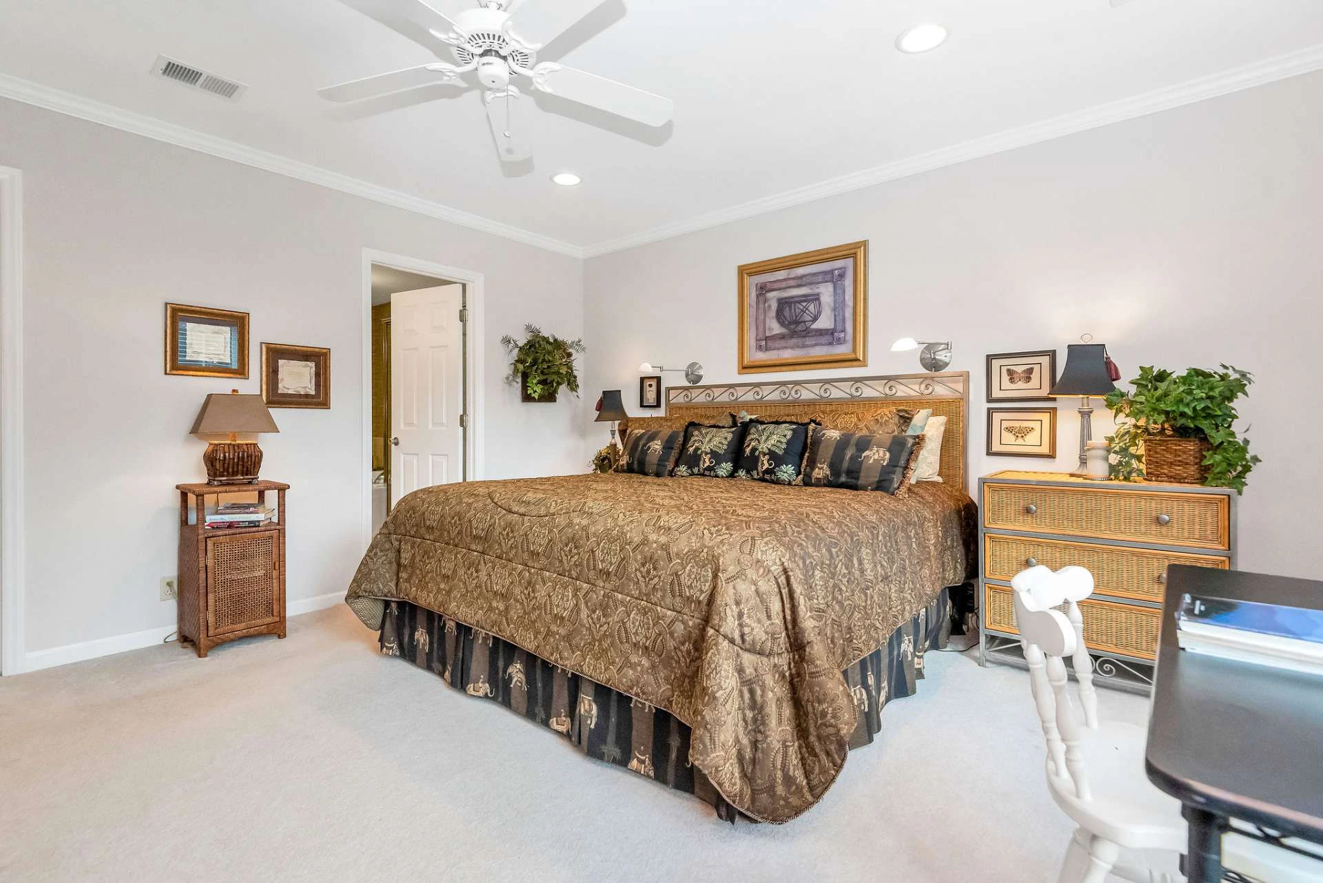 Image number 3 for the current listing