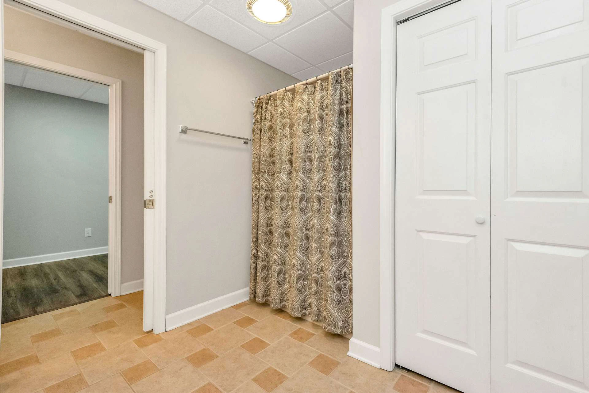 Image number 2 for the current listing