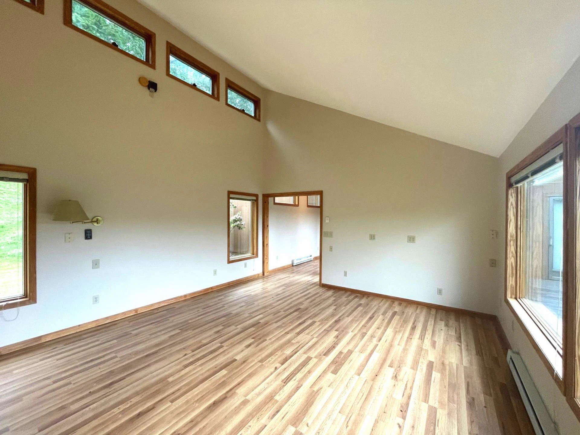 Image number 3 for the current listing