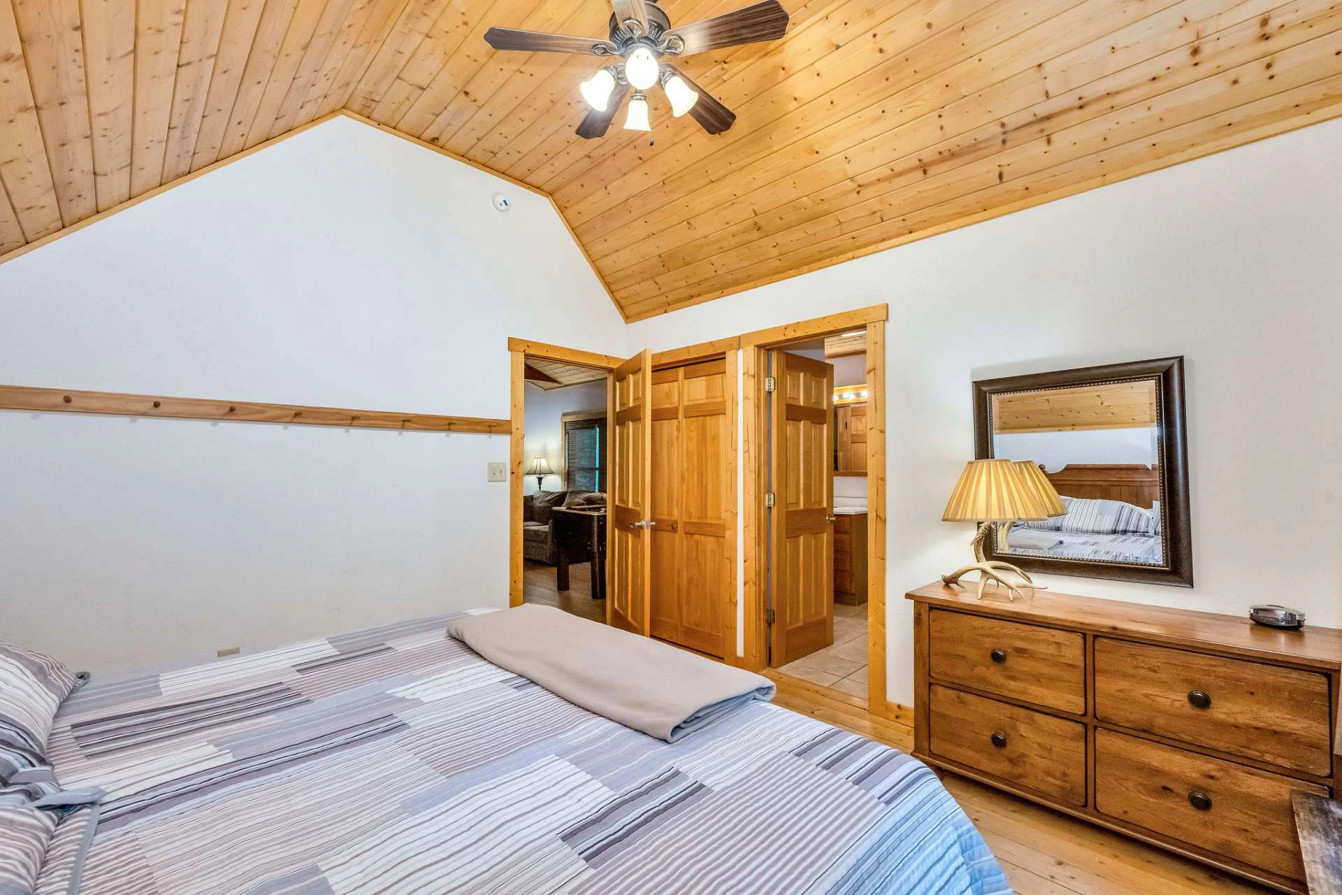 Image number 2 for the current listing