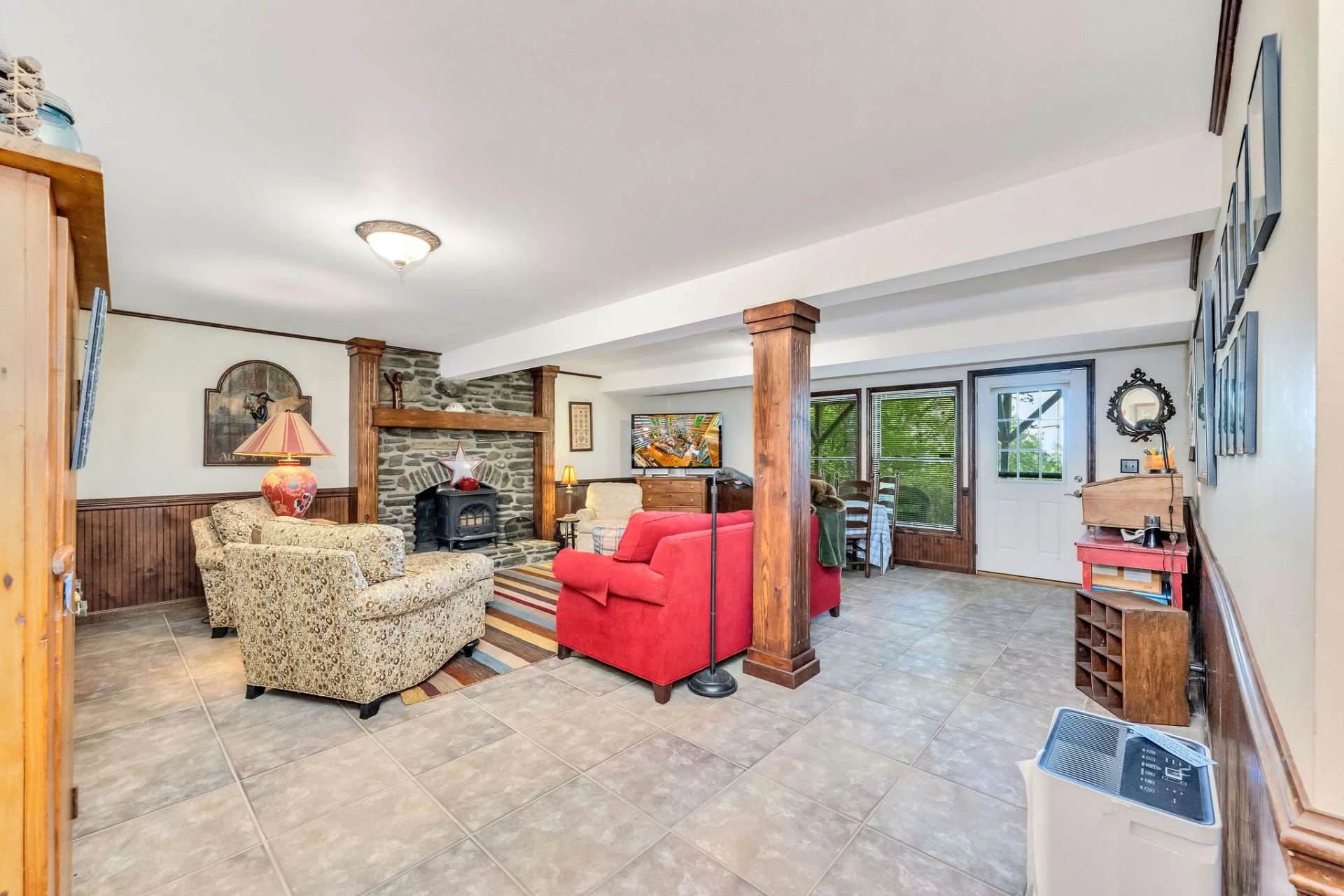 Image number 16 for the current listing