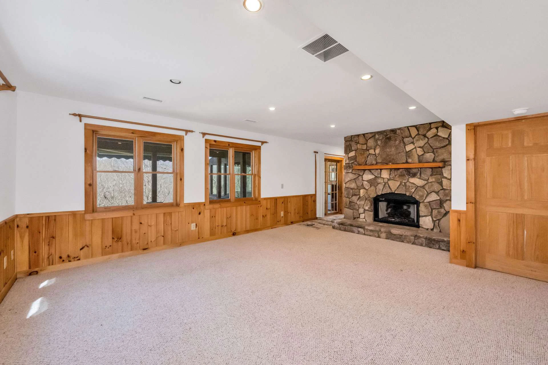 Image number 17 for the current listing