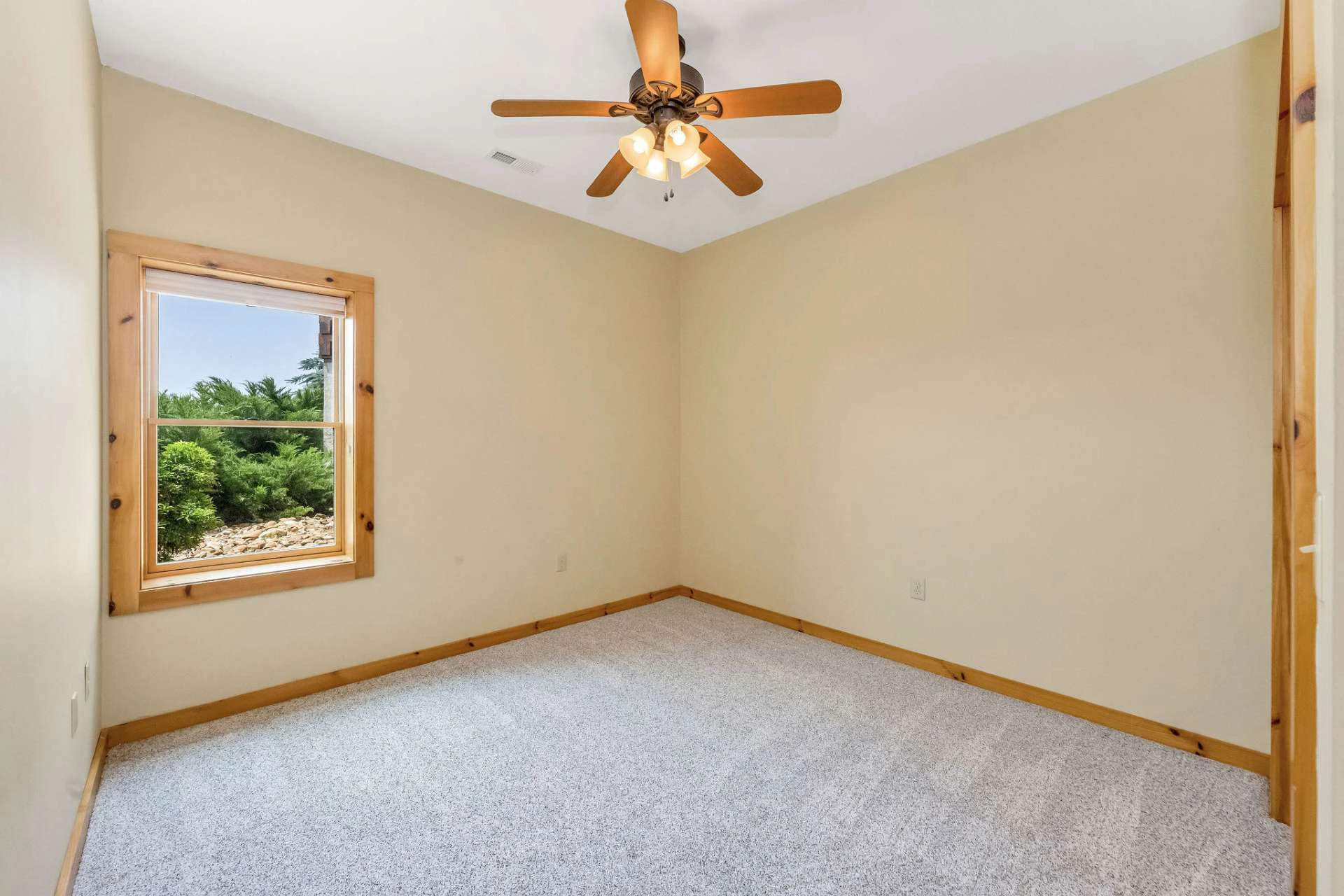 Image number 13 for the current listing