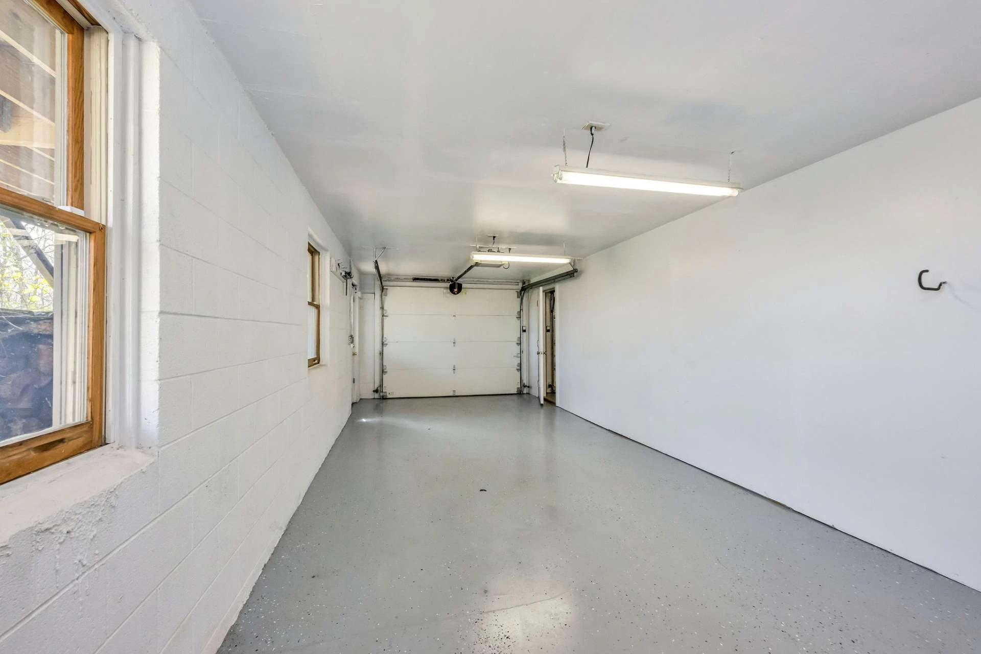 Image number 19 for the current listing