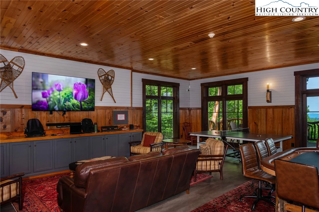 Image number 17 for the current listing
