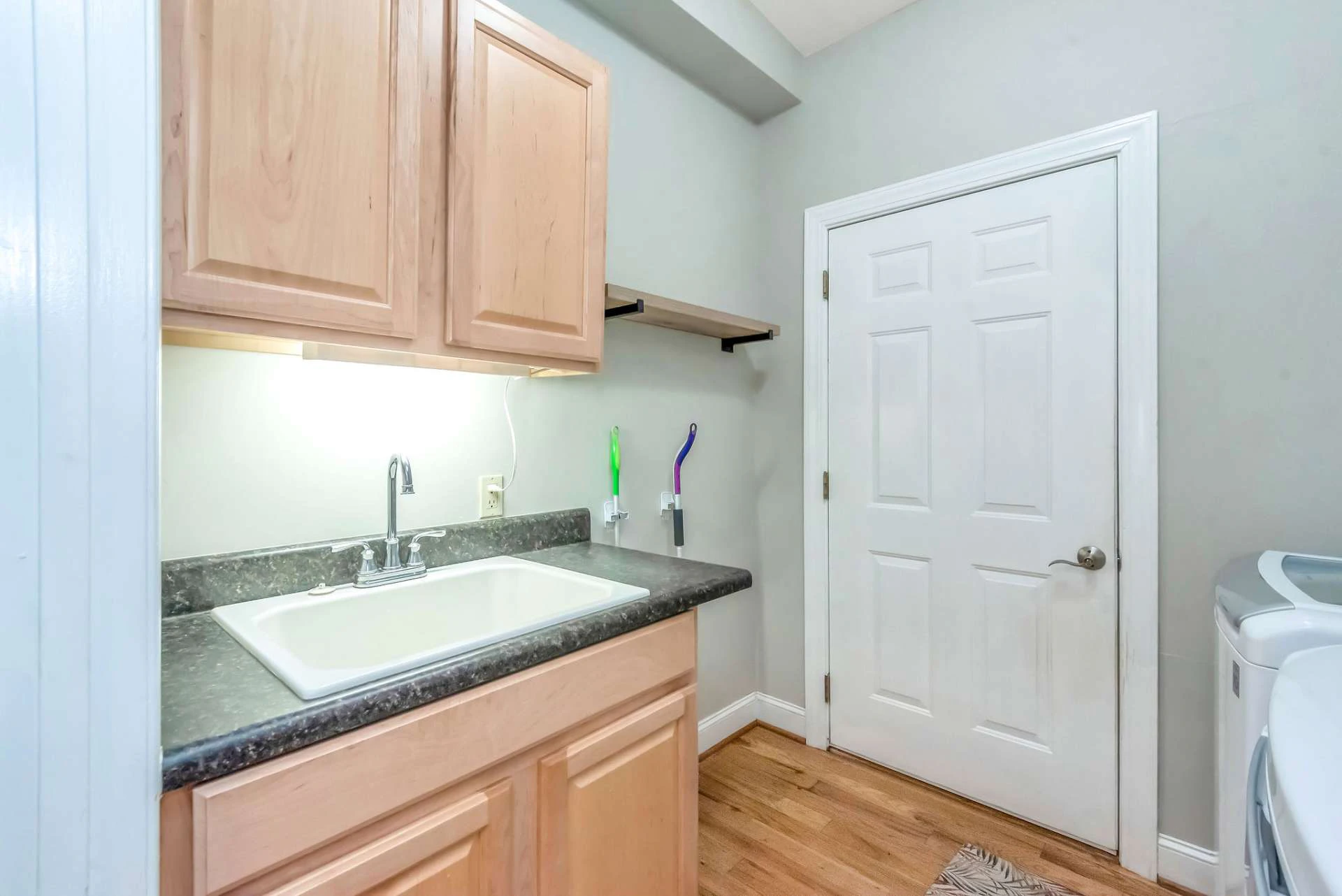 Image number 4 for the current listing