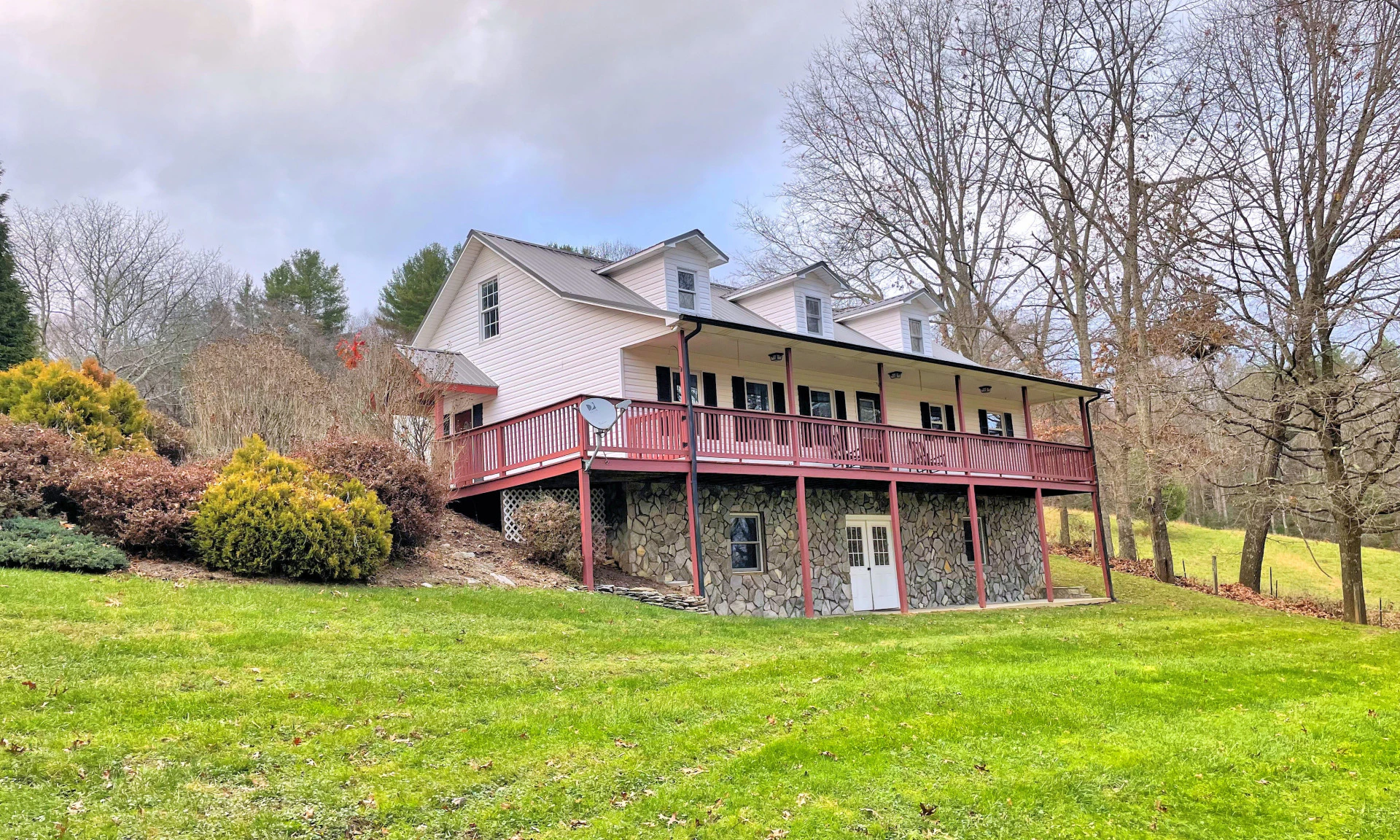 Image number 1 for the current listing