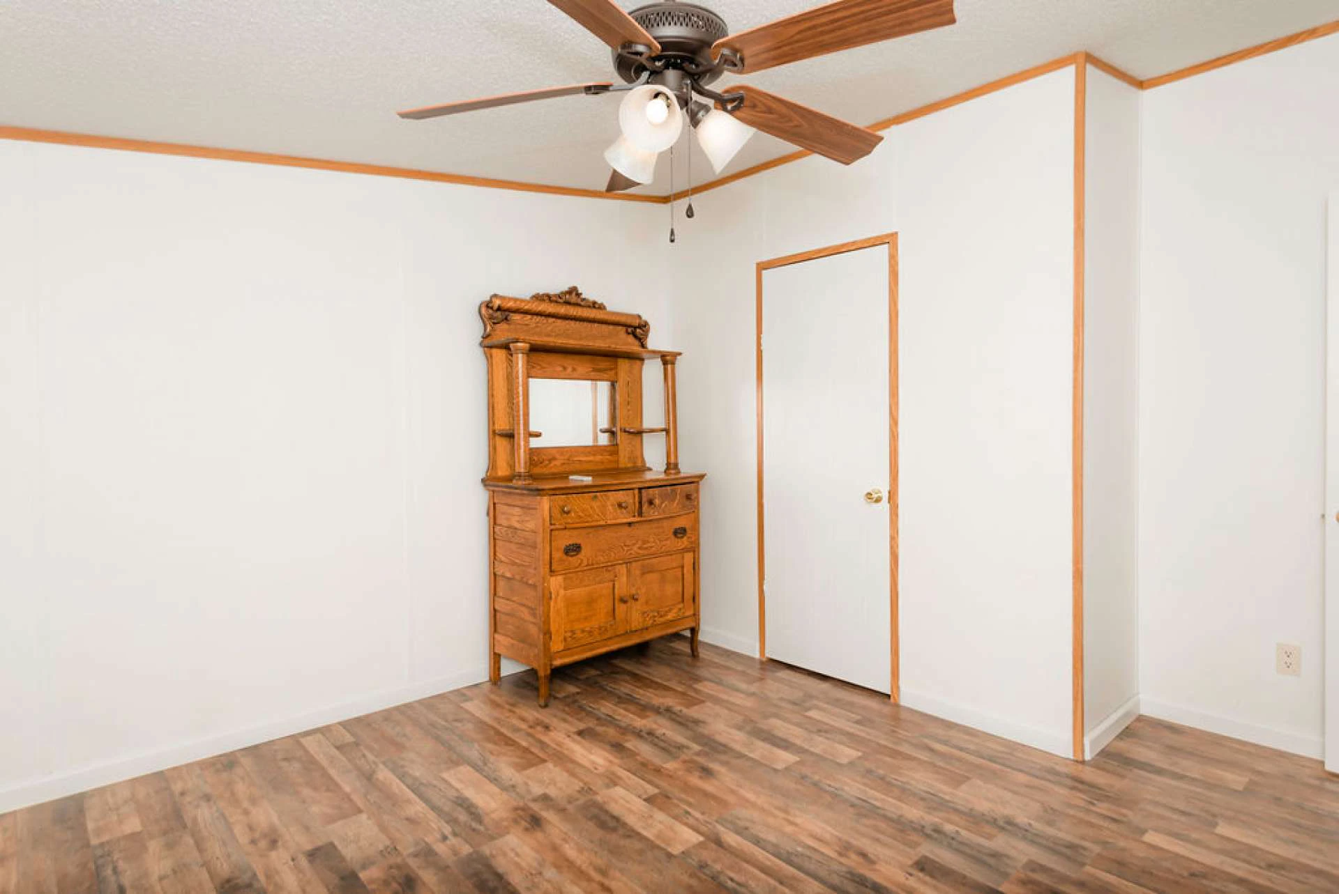 Image number 11 for the current listing