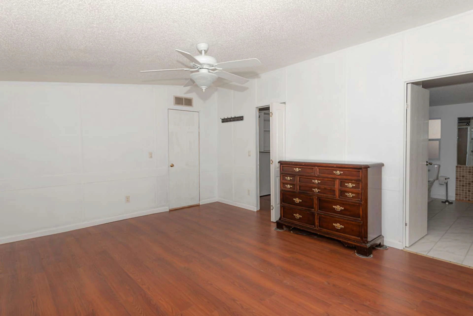 Image number 15 for the current listing