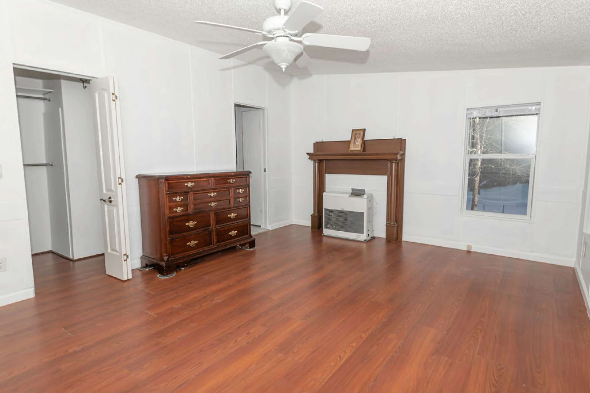 Image number 14 for the current listing