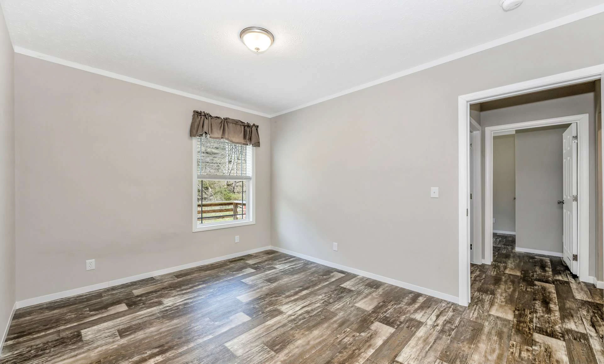 Image number 9 for the current listing