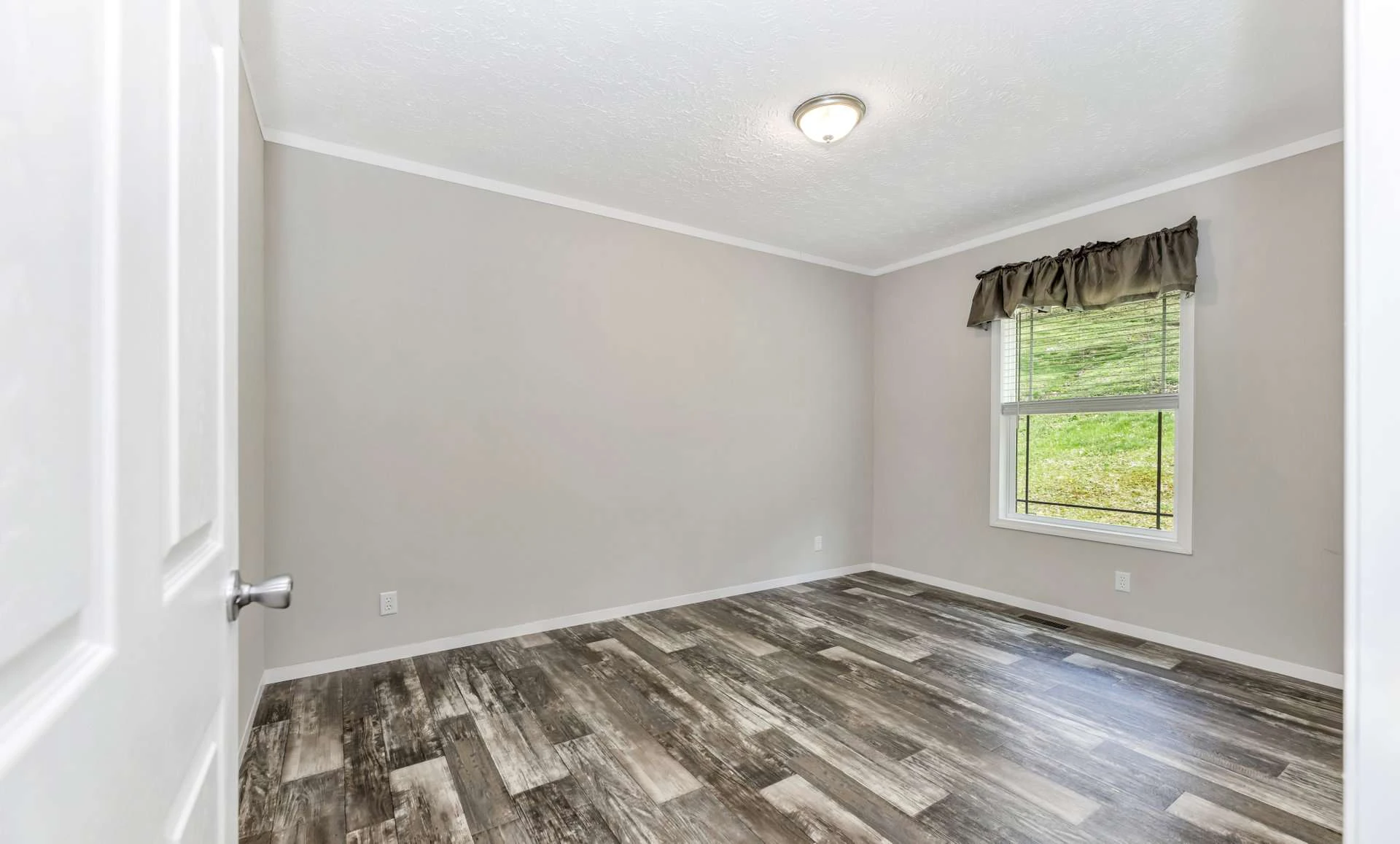 Image number 12 for the current listing