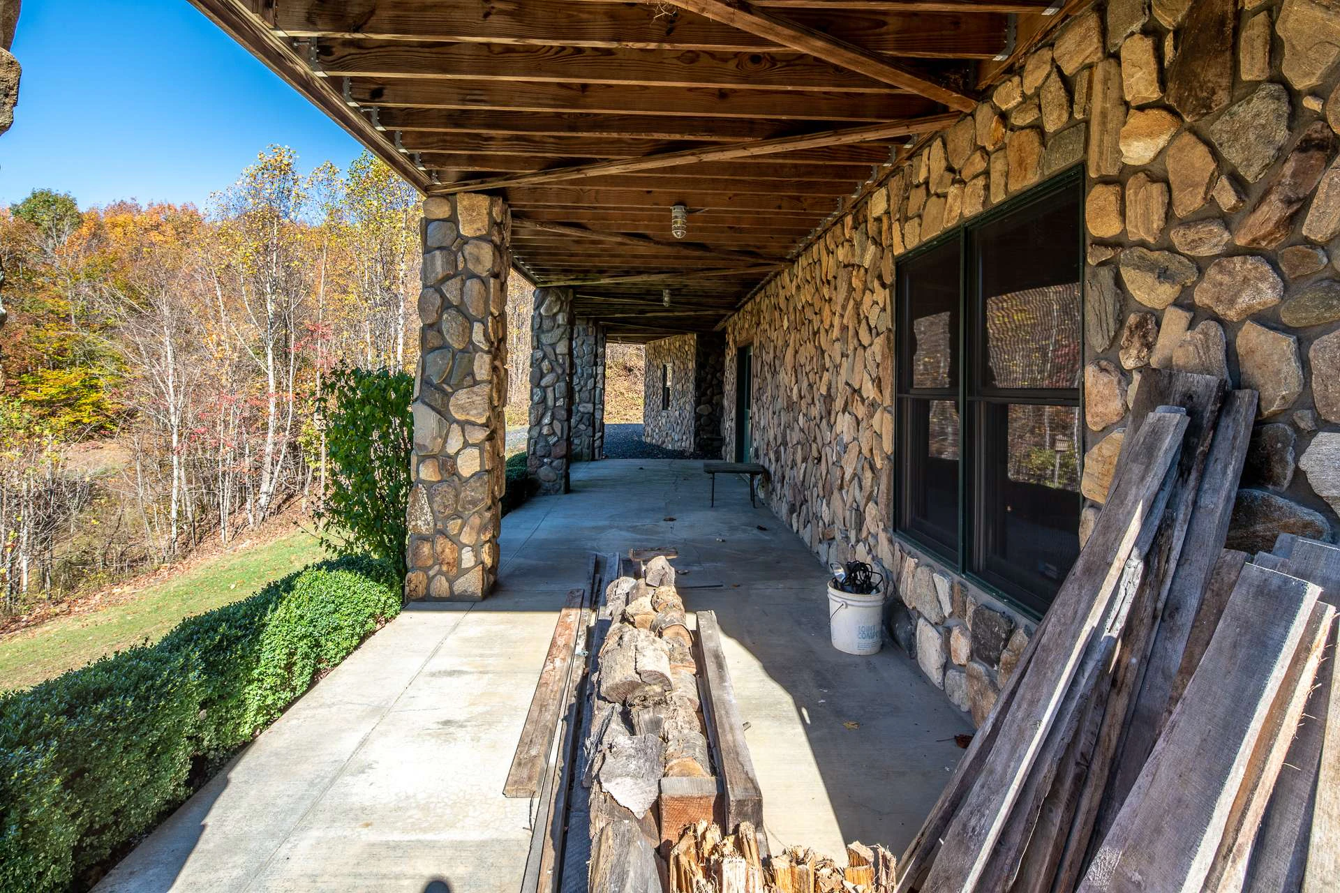 Image number 16 for the current listing