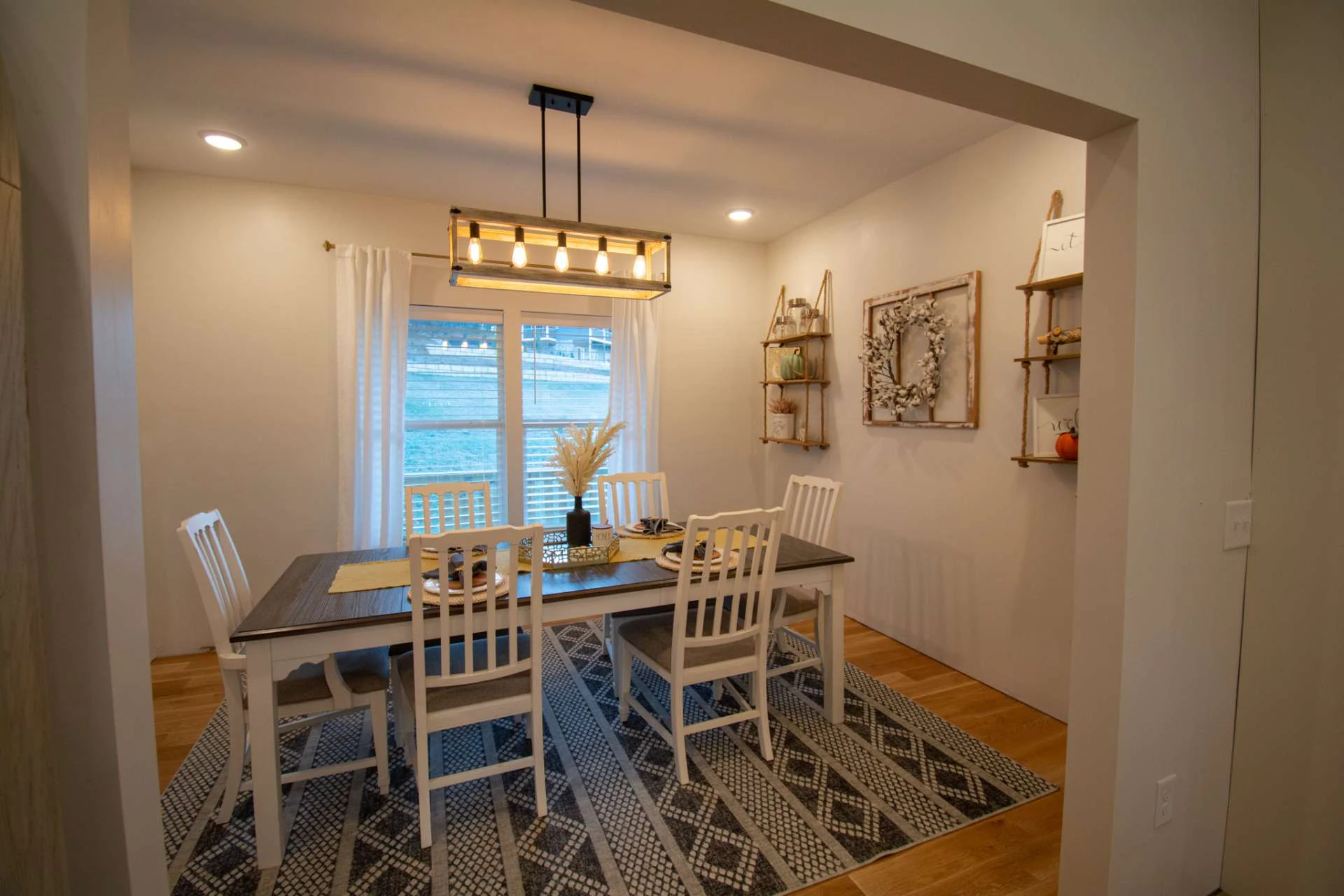 Image number 2 for the current listing