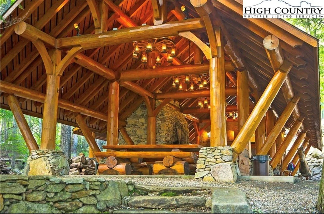 Image number 11 for the current listing