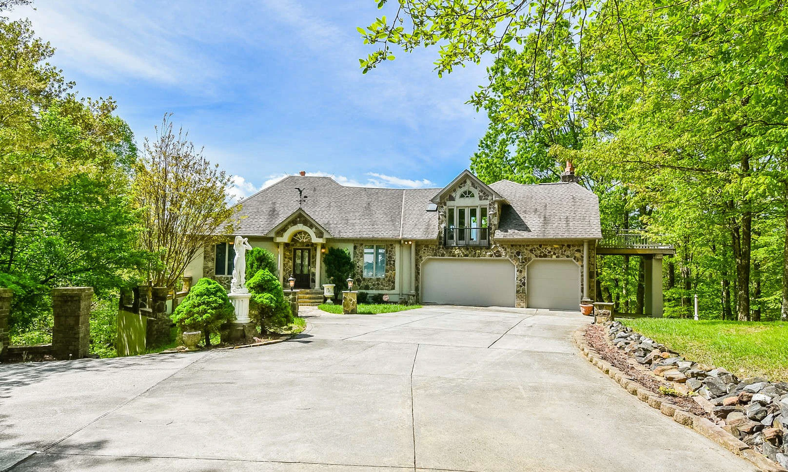 Image number 1 for the current listing
