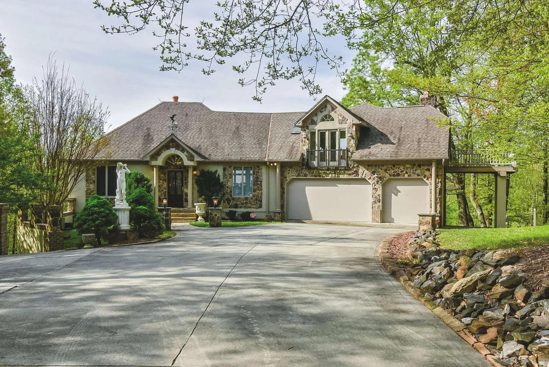 Image number 19 for the current listing