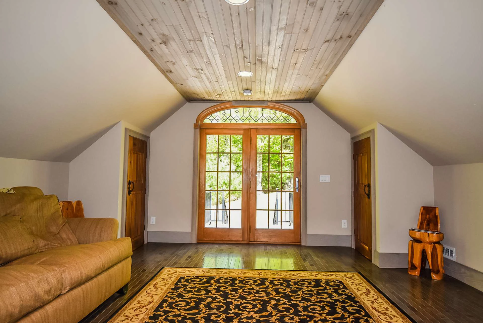 Image number 14 for the current listing