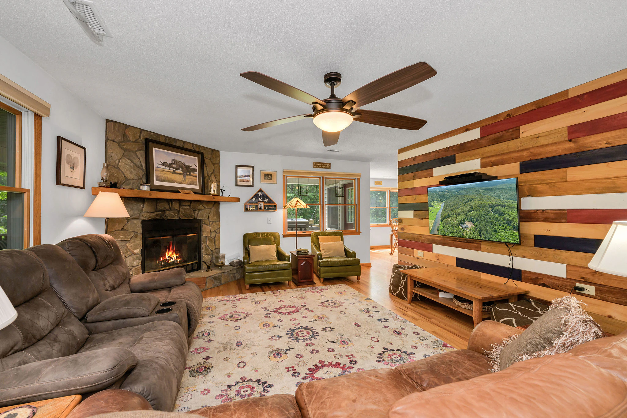 Image number 19 for the current listing