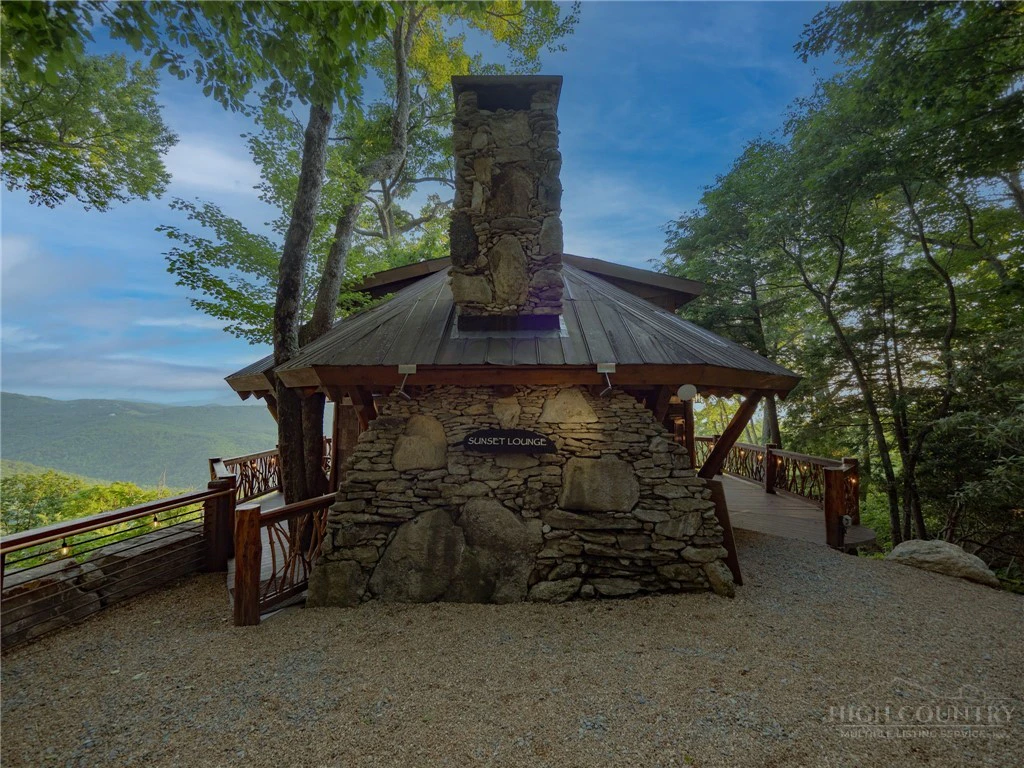 Image number 17 for the current listing