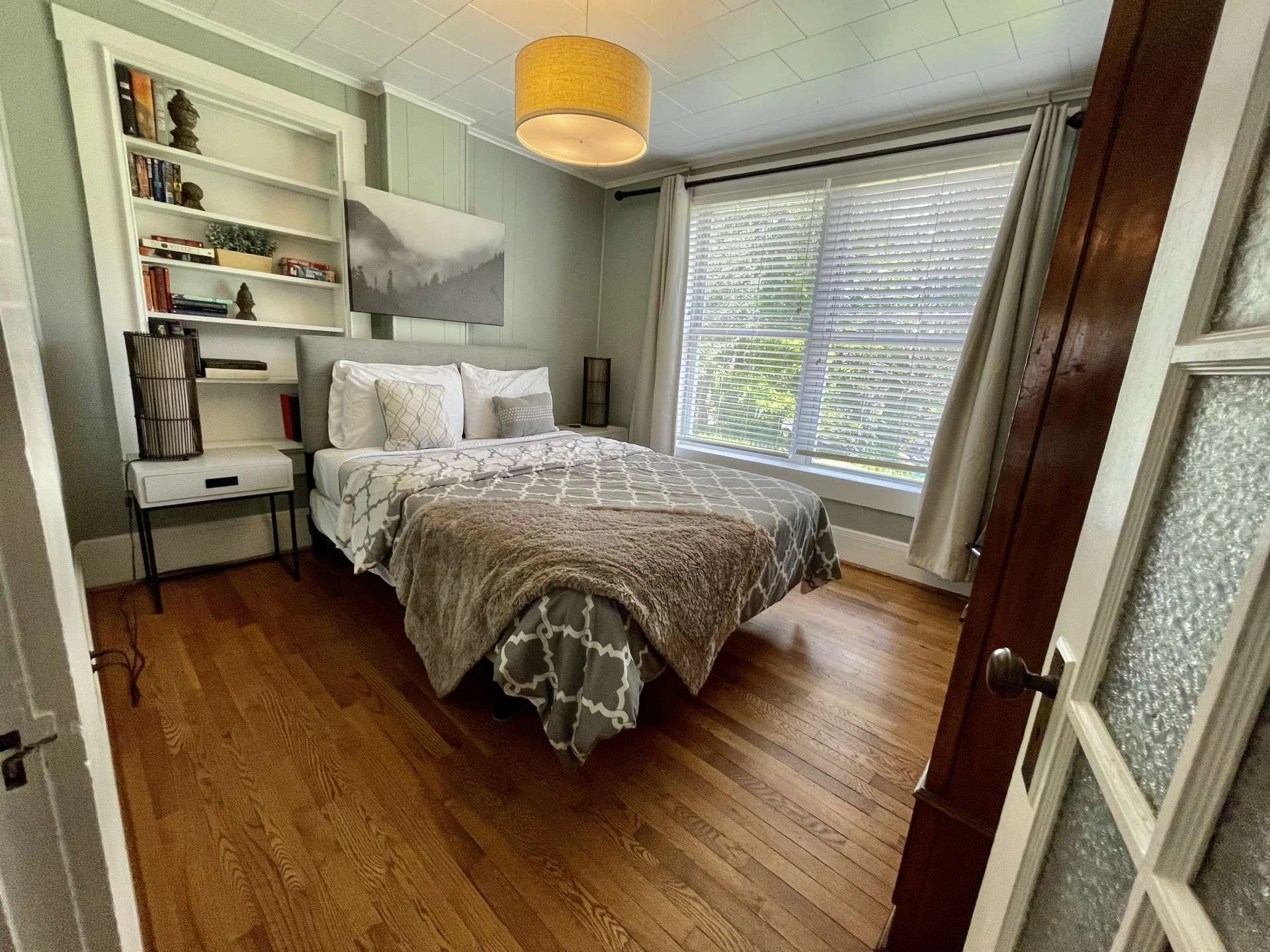 Image number 2 for the current listing
