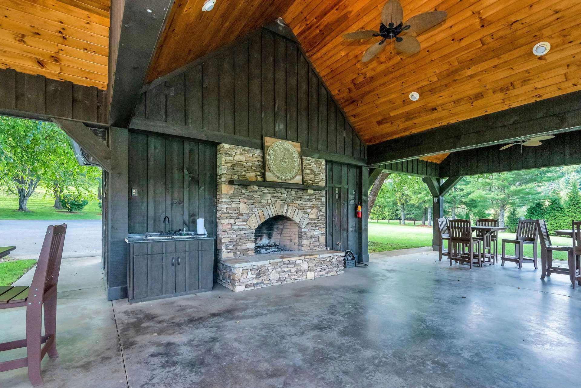 Image number 13 for the current listing