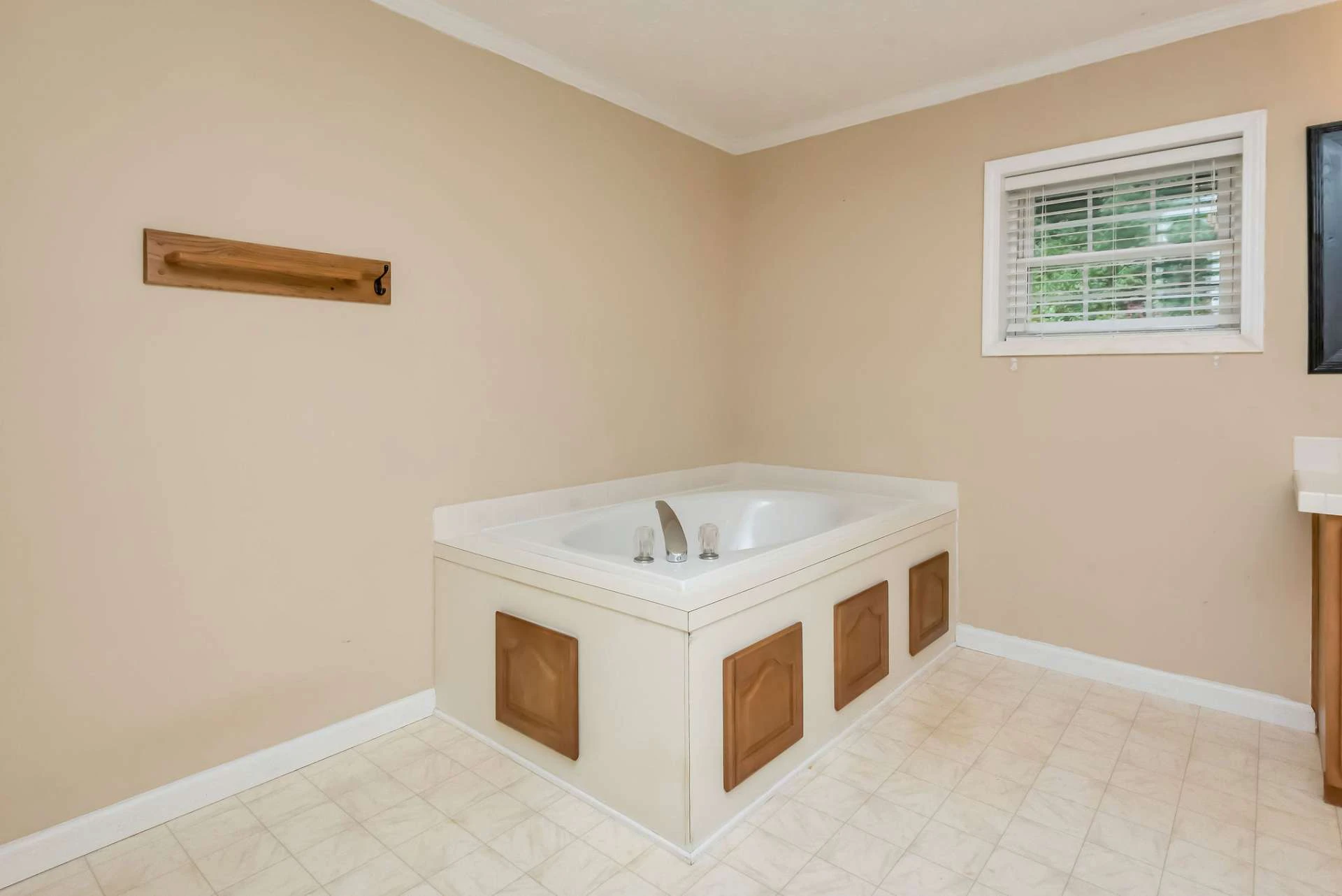 Image number 2 for the current listing