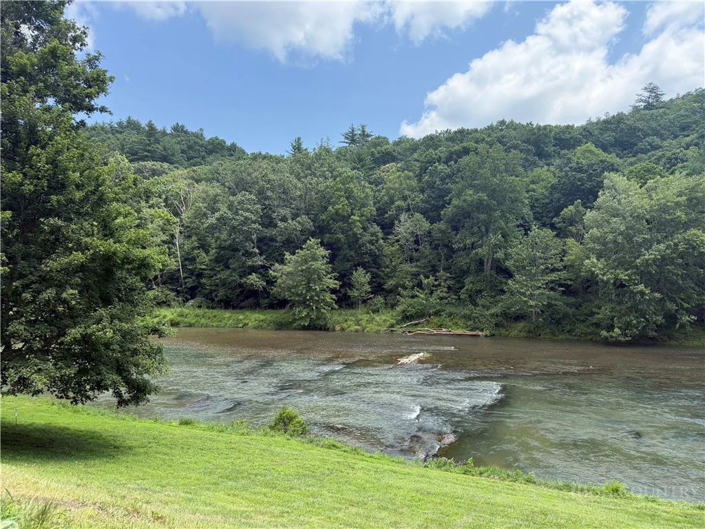Image number 17 for the current listing