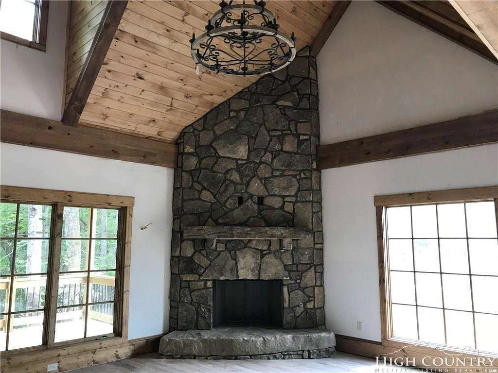 Image number 21 for the current listing