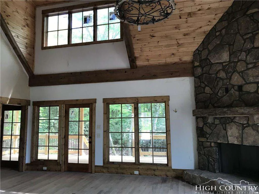 Image number 20 for the current listing