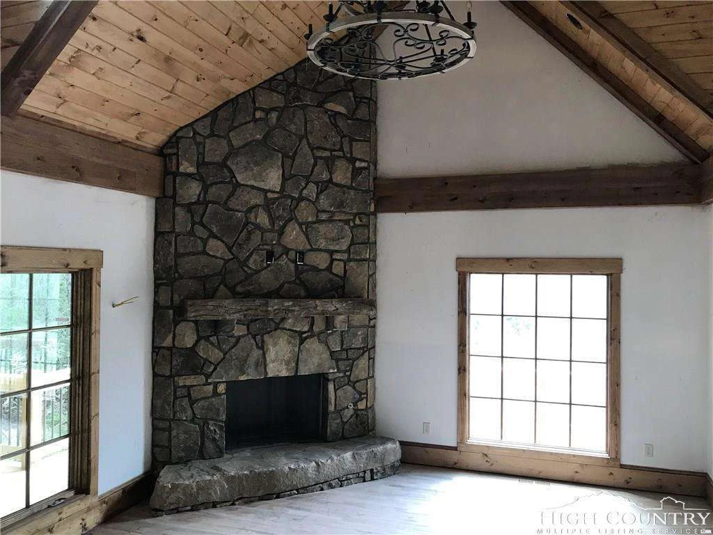Image number 19 for the current listing