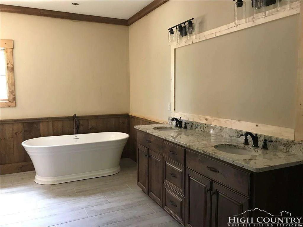 Image number 18 for the current listing
