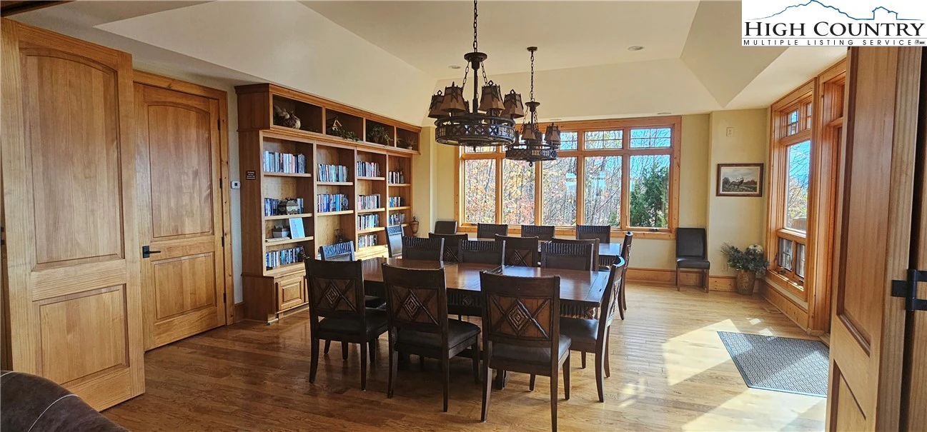 Image number 2 for the current listing