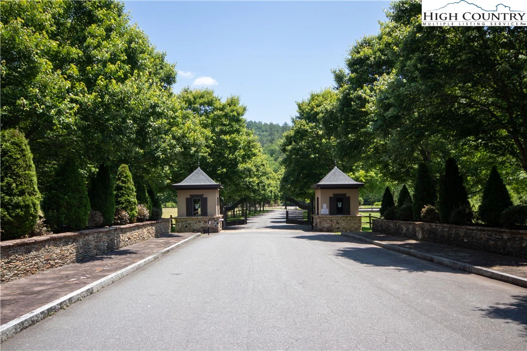 Image number 14 for the current listing