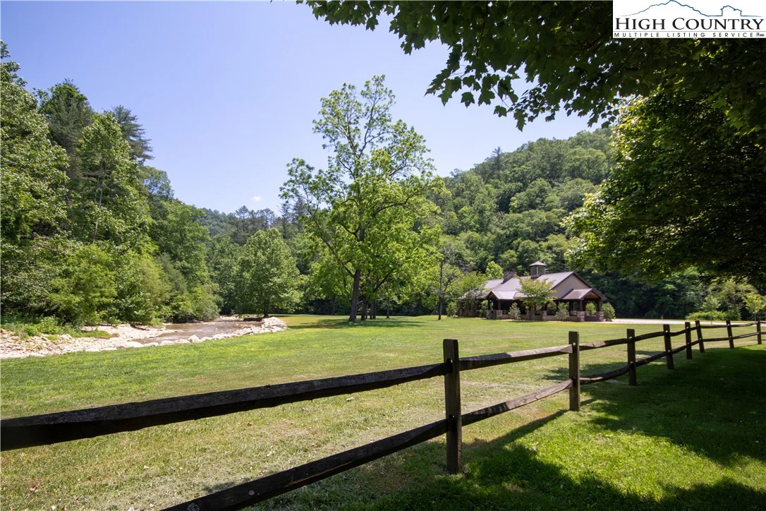 Image number 28 for the current listing